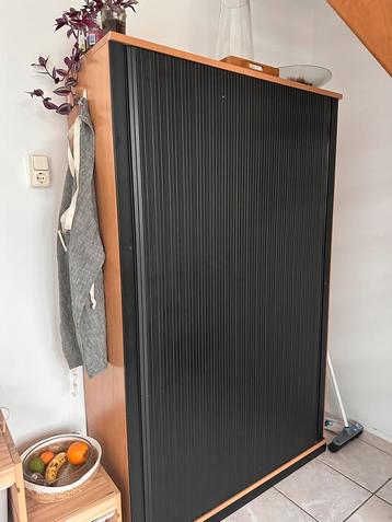 Kast met metalen schuifdeur,