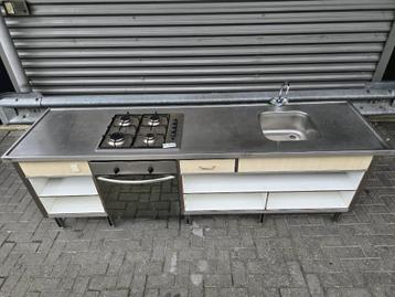 RVS TRESPA Keukens met oven, 4 gaspitten en spoelbak beschikbaar voor biedingen