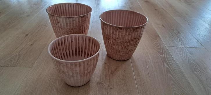 Roze bloempotten, Tuin en Terras, Bloempotten, Zo goed als nieuw, Overige materialen, Binnen, Minder dan 40 cm, Minder dan 25 cm