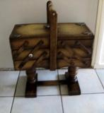 'KLASSIEKE HOUTEN NAAIBOX ,RETRO , UITTREKBAAR , VEEL BERGRU, Ophalen