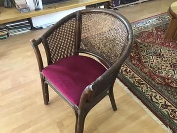 Leuk brocante stoeltje met rotan rug beschikbaar voor biedingen