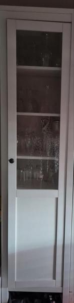 GEVRAAGD Hemnes Ikea vitrinekast, Huis en Inrichting, Kasten | Vitrinekasten, Zo goed als nieuw, 150 tot 200 cm, 25 tot 50 cm