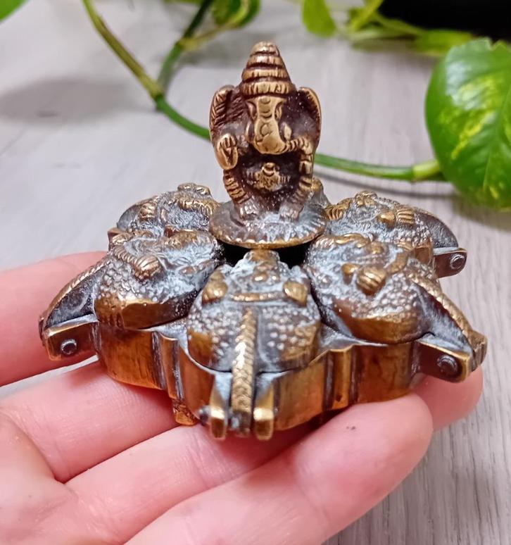 Antieke bronzen tikka make-up doos, India, Antiek en Kunst, Antiek | Koper en Brons, Verzenden