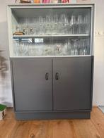 Leuk grijs kastje met glazen schuifdeuren, Huis en Inrichting, Kasten | Vitrinekasten, Ophalen, Gebruikt, 100 tot 150 cm, Glas