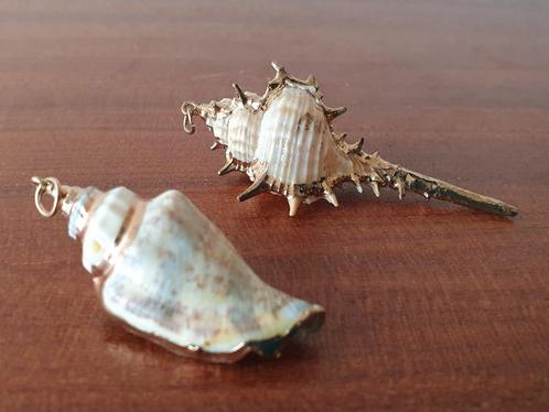 2x vintage boho ketting hanger schelp met goudkleurig randje, Sieraden, Tassen en Uiterlijk, Kettinghangers, Zo goed als nieuw