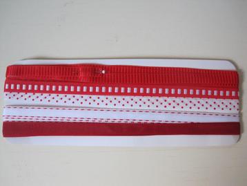 2 kaartjes met verschillende soorten lint ,kant 14-15 meter  beschikbaar voor biedingen