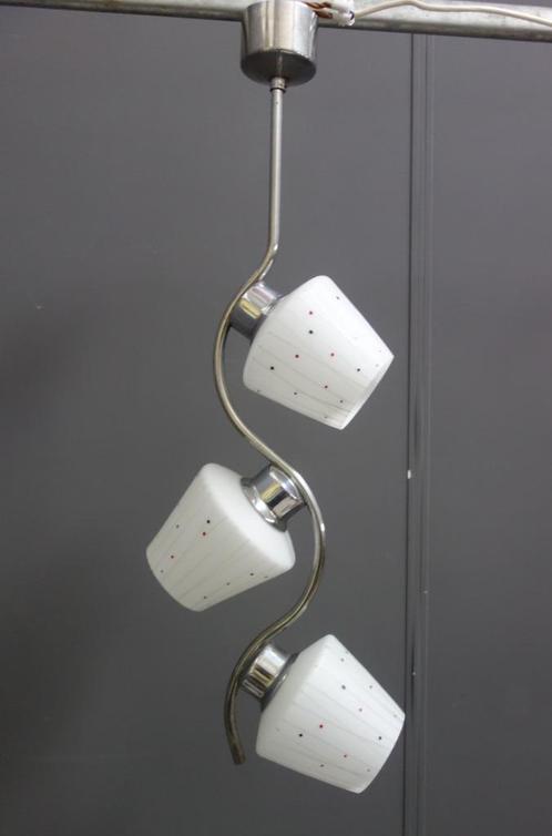 50 jaren CHROOM hang lamp 3 melkwit glas kap rood zwart stip, Huis en Inrichting, Lampen | Hanglampen, Gebruikt, 75 cm of meer