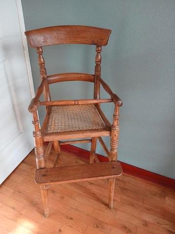 Antieke kinderstoel  beschikbaar voor biedingen