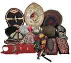 686. Convoluut etnografische hoofddeksels en tassen, Verzamelen, Ophalen of Verzenden