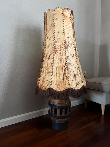 Wagenwiel vloerlamp – uniek vintage exemplaar (110 cm hoog) beschikbaar voor biedingen