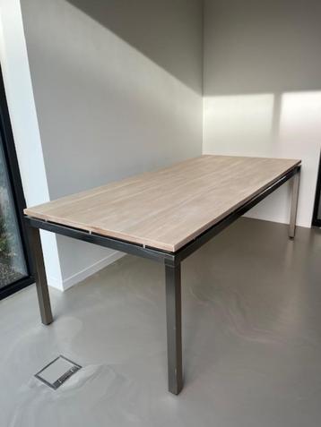 Houten tafel, met RVS onderstel beschikbaar voor biedingen