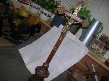 oud houten kruisbeeld op standaard crucifix beschikbaar voor biedingen