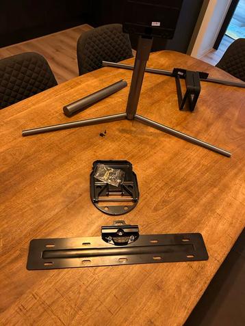 Samsung tv wallmount en tv standaard 55 inch QLED tv beschikbaar voor biedingen