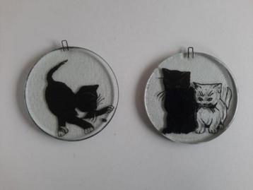 Twee glazen raamhangers met poezen , set ~vintage ~ beschikbaar voor biedingen