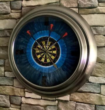 Te koop mancave cafe Dart bord klok metaal met glas . beschikbaar voor biedingen