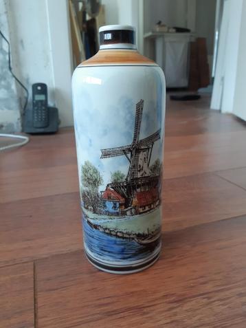 Polychroom fles molen/dorpje aan het water ca. 21,5 cm hoog beschikbaar voor biedingen