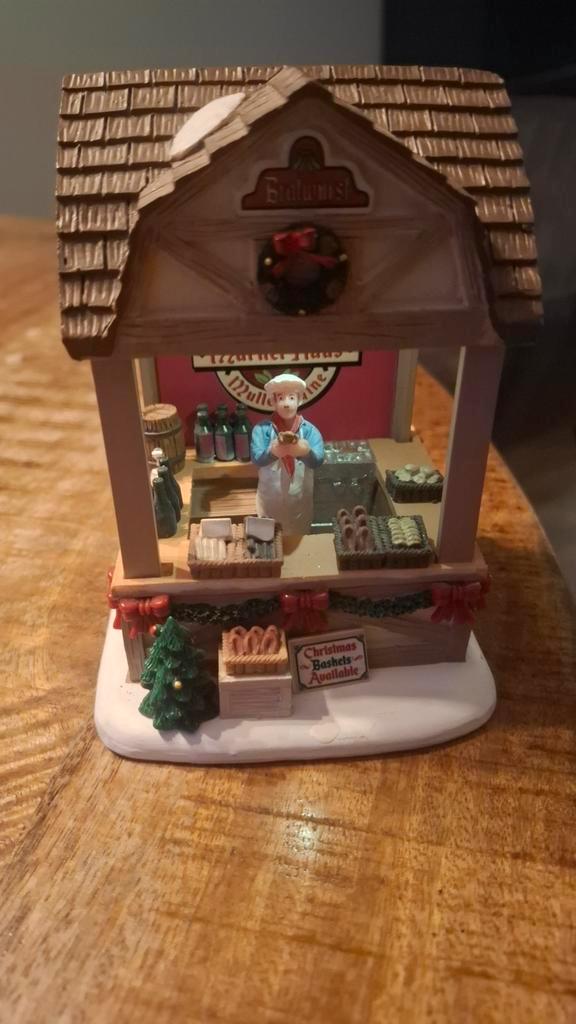Lemax Kersthuisje 04735 bratwurst huisje., Huis en Inrichting, Woonaccessoires | Kandelaars en Kaarsen, Zo goed als nieuw, Minder dan 25 cm