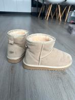 (Nep) Uggs classic mini zandkleurig, Beige, Lage of Enkellaarzen, Ophalen of Verzenden, Gedragen
