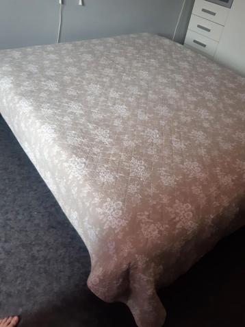 Mooie bedsprei met bloemen beschikbaar voor biedingen