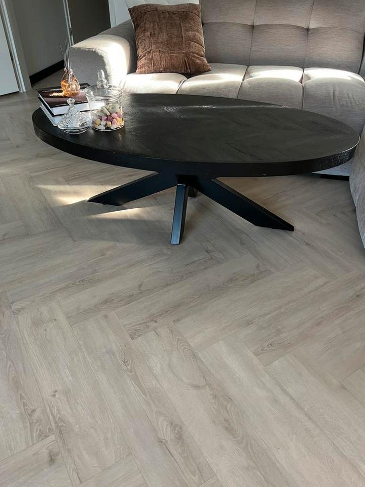 Zwarte ovale salontafel van hout, Huis en Inrichting, Tafels | Salontafels, Gebruikt, Minder dan 50 cm, 50 tot 100 cm, 100 tot 150 cm