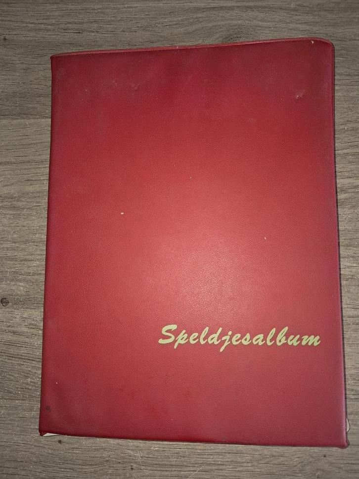 verzameling speldjes in album 1968 - 1973, Verzamelen, Complete verzamelingen en Collecties, Ophalen of Verzenden