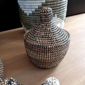 afrikaans zeegras opbergmandje zwart handgemaakt uit Senegal beschikbaar voor biedingen