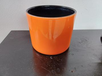 Vintage oranje bloempot beschikbaar voor biedingen