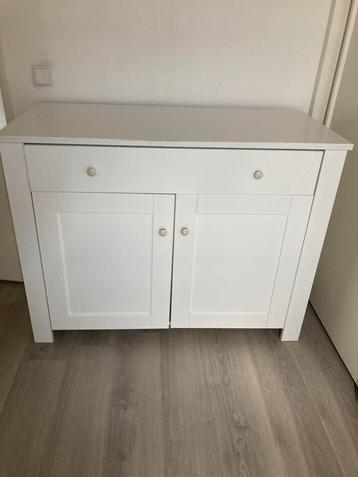 Grote witte commode beschikbaar voor biedingen