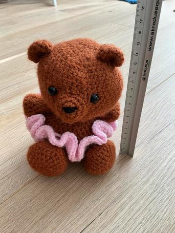 Gehaakt bruin beertje met roze tutu beschikbaar voor biedingen