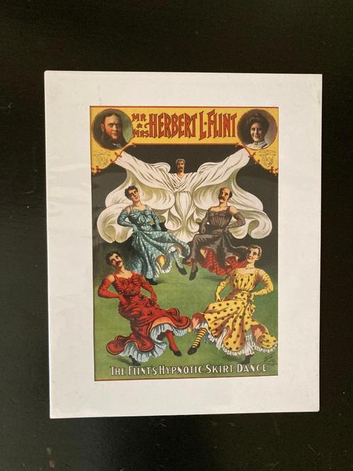 Miniposter (A4) The Flints hypnotic skirt dance, Verzamelen, Foto's en Prenten, Nieuw, Prent, Klederdracht, 1980 tot heden, Ophalen of Verzenden