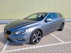 Volvo V60 D4 190pk Geartronic 2018 Grijs, Auto's, Origineel Nederlands, Te koop, Zilver of Grijs, 5 stoelen