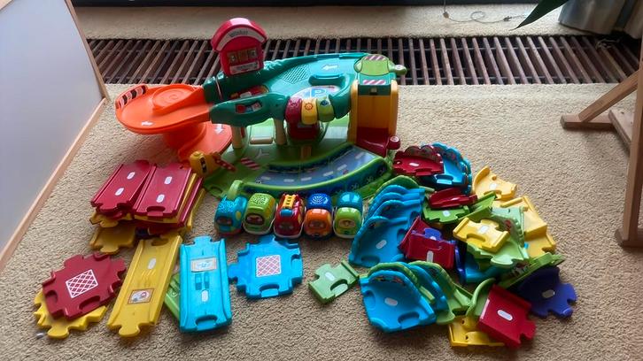 Vtech toet toet garage winkel & 5 auto s +veel baanstukken, Kinderen en Baby's, Speelgoed | Vtech, Zo goed als nieuw, 2 tot 4 jaar