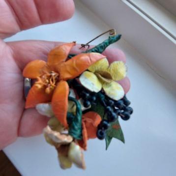 antiek leren Broche  bloemen. beschikbaar voor biedingen