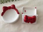 On porcelain, designed red ribbon, Ophalen