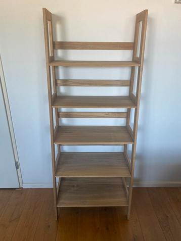 Houten kastje beschikbaar voor biedingen