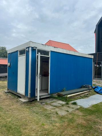 Bouwkeet (met wc en kitchenette) en 20 ft  container + afdak beschikbaar voor biedingen