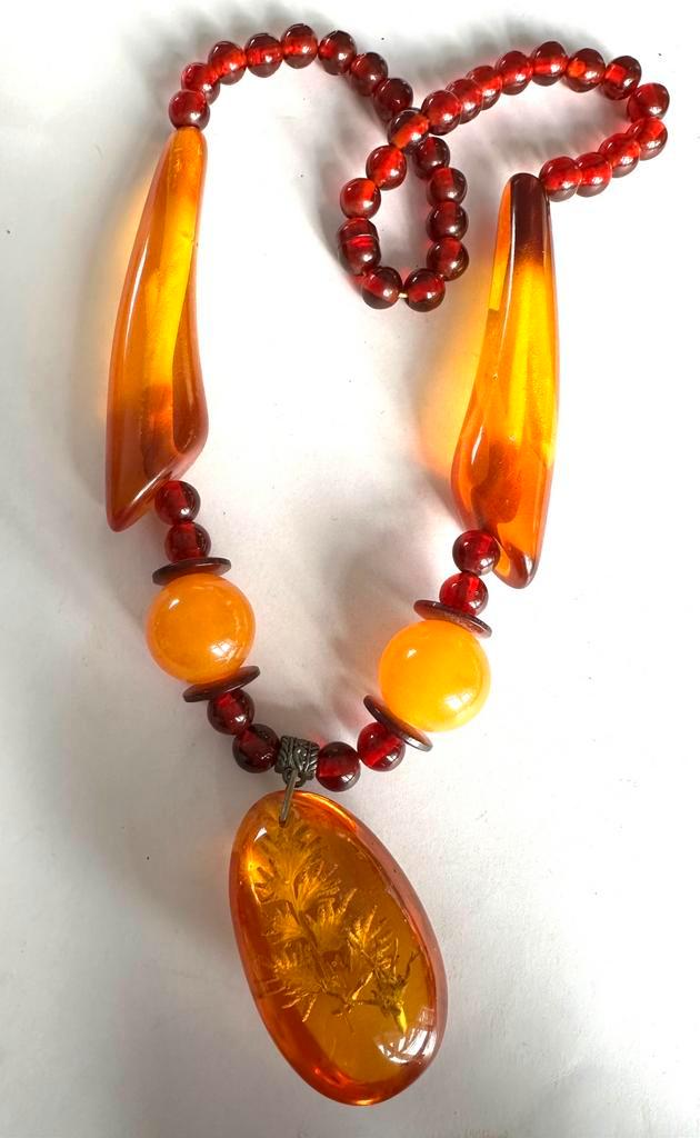 Grote vintage faux amber lucite ketting, Sieraden, Tassen en Uiterlijk, Kettingen, Gebruikt, Kunststof, Overige kleuren, Met hanger