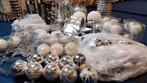 Mooie kerstballen voor de  kerst .wit en zilver.en versierin