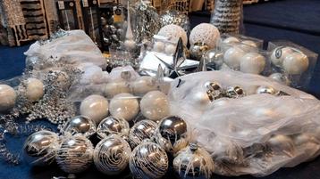 Mooie kerstballen voor de  kerst .wit en zilver.en versierin beschikbaar voor biedingen