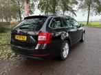 Skoda Octavia Combi 1.5 TSI Greentech Business Edition AUTOM, Auto's, 4 cilinders, 150 pk, Leder en Stof, Zwart
