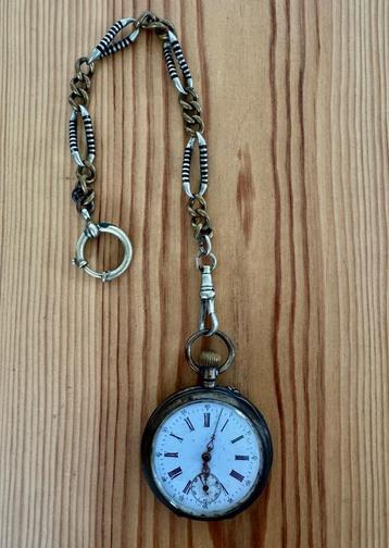 Antiek zakhorloge met ketting – mechanisch met gravure beschikbaar voor biedingen
