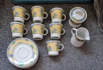 Servies, kop en schotel beschikbaar voor biedingen