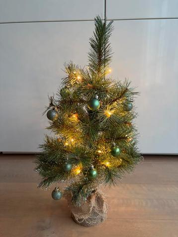 Klein kerstboompje inclusief versiering beschikbaar voor biedingen