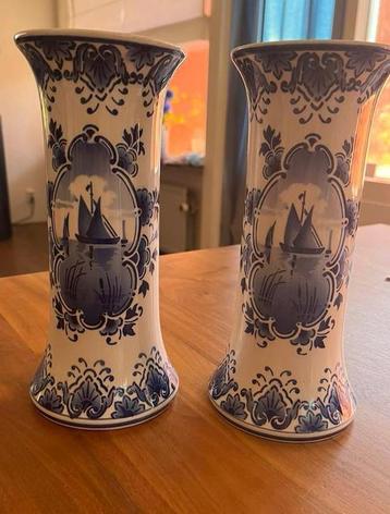 2 identieke Delfts blauwe vazen met afbeelding van zeilboot beschikbaar voor biedingen
