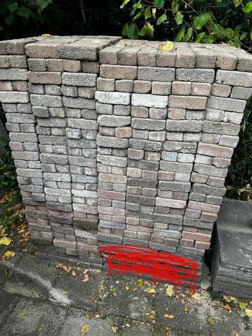 GRATIS: ong. 16m2 betonklinkers beschikbaar voor biedingen