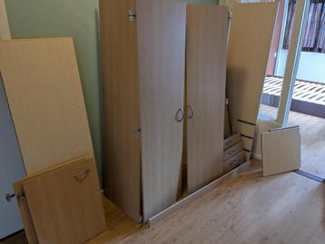 Kledingkast (schroeven en achterwand ontbreken)