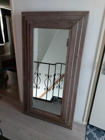 Mooie Spiegel met Houten Frame beschikbaar voor biedingen