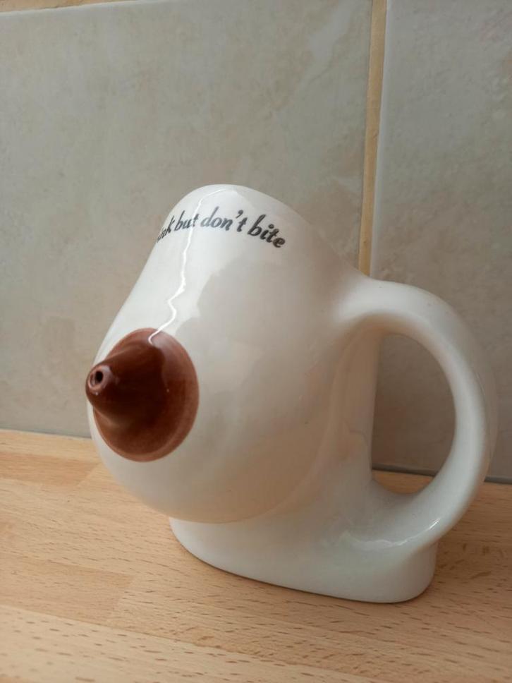 Grappige mok / beker -
Drink but don't bite, Hobby en Vrije tijd, Feestartikelen, Gebruikt, Ophalen of Verzenden