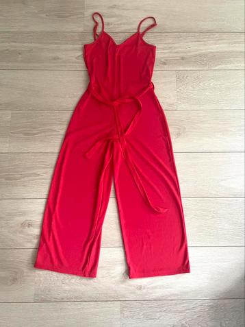 Rode culotte driekwarts jumpsuit met spaghetti bandjes beschikbaar voor biedingen