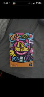 The Decades Bordspel - Raad het Jaar!, Hobby en Vrije tijd, Gezelschapsspellen | Bordspellen, Drie of vier spelers, Ophalen, Zo goed als nieuw